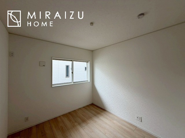 【寝室】 | 日当たりの良いお家は嬉しいですよね。それぞれ価値観が分かれる箇所です、実際に内覧して日当たりの心地よさをご体感下さいね♪