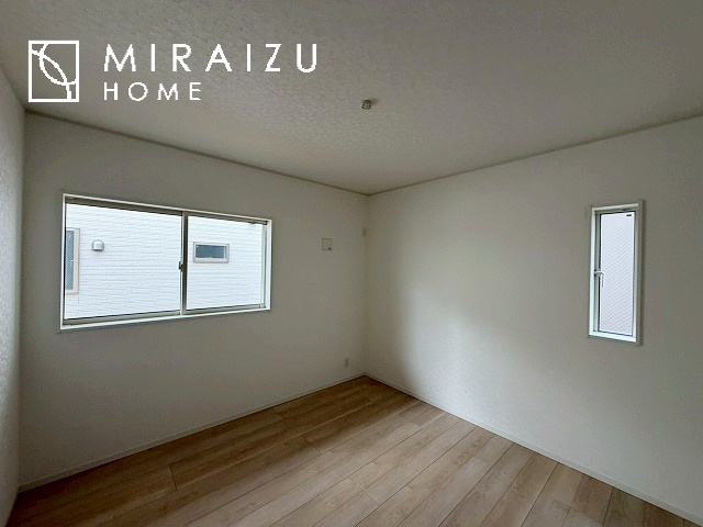 【洋室】 | 日当たりの良いお家は嬉しいですよね。それぞれ価値観が分かれる箇所です、実際に内覧して日当たりの心地よさをご体感下さいね♪