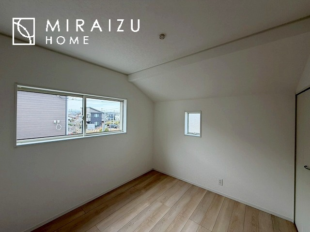 【洋室】 | プライバシー性と開放感を高める住環境。陽当たりの良い開かれたロケーションを活かし、心地よい暮らしをプランニング