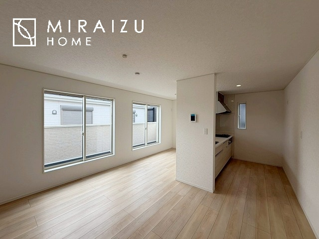 【居間・リビング】 | お子さんが宿題をしたり、ちょっとした作業もできる、家族みんながそれぞれの時間を過ごせるリビングです。