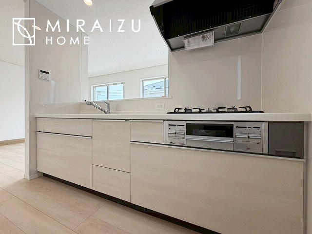 【キッチン】 | 広々としたキッチンは大きな深型シンク、3口コンロ、換気扇、大きなお鍋から小物まで取り出しやすさを考えられた引き出し収納の付いたシステムキッチンです。