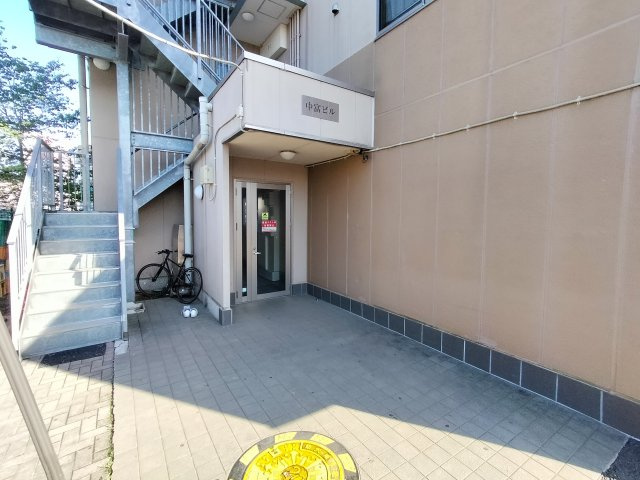 中富ビルのエントランス