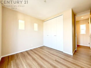 子供部屋…創造性や成長を促す遊びの空間を提供。学習や趣味に集中できる環境を整えます。個別のプライベートスペースは自己表現と自立心を育み、心地よい睡眠環境を整えリラックスできる場所を提供。