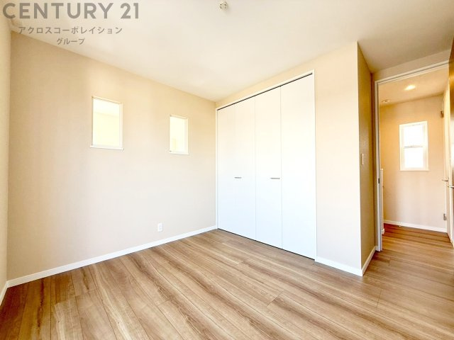 子供部屋…創造性や成長を促す遊びの空間を提供。学習や趣味に集中できる環境を整えます。個別のプライベートスペースは自己表現と自立心を育み、心地よい睡眠環境を整えリラックスできる場所を提供。