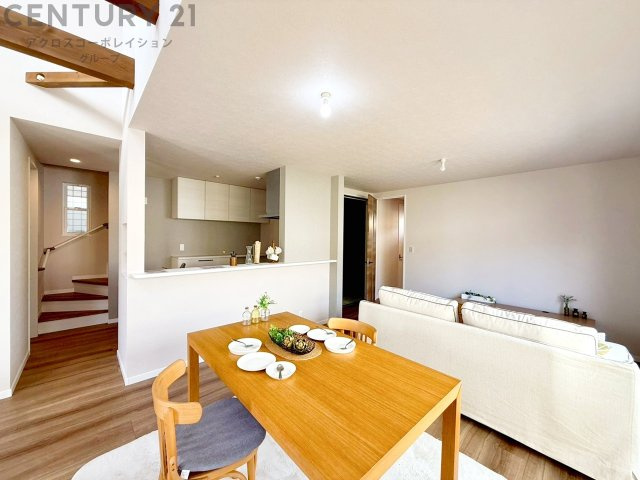 吹抜リビングになっており天井を設けないことで空間が縦に広がり、視覚的に広く感じられます。大きな窓から自然光が取り入れやすくなり、1階と2階で声をかけやすいことから、家族が自然と交流しやすくなります。