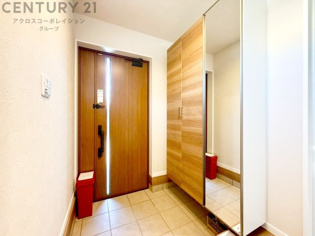 大きな玄関収納付きの玄関です　家族皆様の履物をしっかり収納できます　姿見付きでお出かけ前の身だしなみチェックに便利です