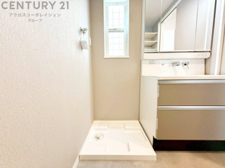 洗濯物の仕分け作業がしやすく、整理整頓が容易になります。洗濯音や湿気を他の部屋に持ち込まず、生活環境を快適に保ちます。上部を活用すれば収納スペースを確保でき洗剤や洗濯用品の整理もしやすくなります。