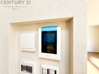 訪問者が来たときにテレビ画面で確認できるため、安心してドアを開けられます。録画機能があるものもあり、留守中に来訪者を記録しておくことができます。利便性が高く、セキュリティ面でも安心です。