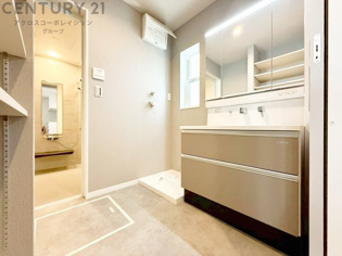 衣服の収納や脱ぎ着や整理整頓がしやすく、湿った衣類を乾燥させるスペースがありカビや臭いの発生を防ぎます。床の汚れを他の部屋に持ち込まず清潔を保つことができます。また快適な入浴環境の整備にも役立ちます。