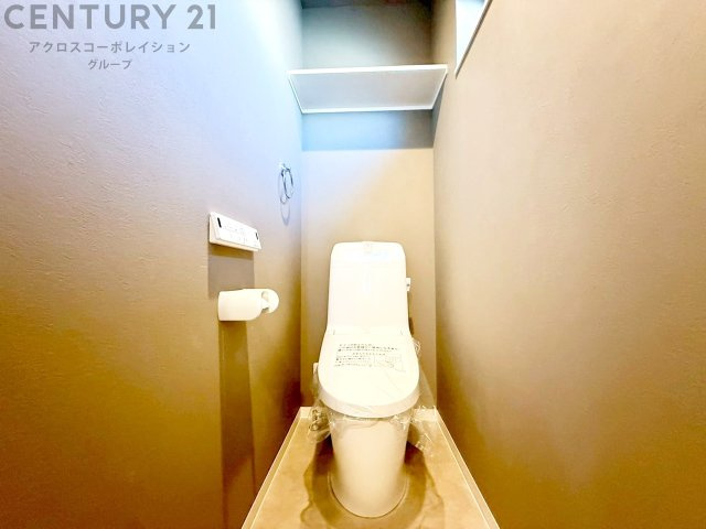 温水洗浄便座付トイレは温水洗浄機能により、暖かい水でおしりを洗浄することができ、冷たい水を使う従来の便座に比べ、温水洗浄機能で暖かいトイレを提供し、快適な使用を可能にします。