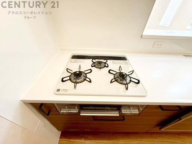 多数の調理器具を同時に使用でき、料理の効率化が可能。省エネで節約になり、様々な料理スタイルに適応できます。また、火力調整が独立しており、手入れや掃除もしやすく、今よりもっとお料理が楽しくなるかも。