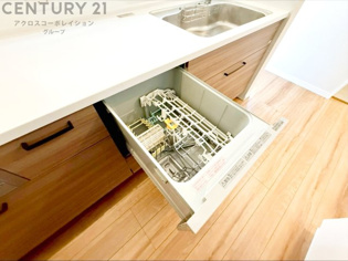 食器洗浄乾燥機は手洗いに比べて時間や労力を節約できます。また、高温のお湯で洗浄されるため、雑菌や細菌を殺菌する効果もあります。さらに、乾燥機能があるため、手で拭く手間も省け衛生的に保管できます。