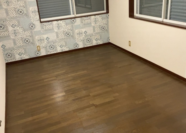 【その他】 | 洋室のメリットは重い家具が置きやすく、身の回りが整理しやすいことです。 床がフローリングのため畳とは異なり凹みにくいです。 クローゼットなど収納が豊富で、普段使わない旅行カバンや服の整頓も簡単にです。