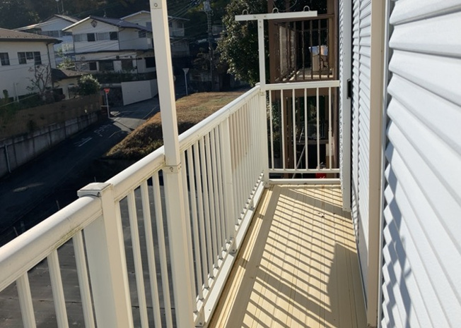 【バルコニー】 | バルコニーは、室外の専用スペースのうち、「屋根がなく開放された空間」であるものを指します。ベランダより広いタイプのものが多く、日当たりもよいため家庭菜園などを楽しみたい人にとって適した環境となります。
