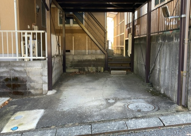 【駐車場】 | 駐車場と明記されていても、最小スペースでつくられた駐車場だと大型車は駐車できなかったり、出入りしにくくなったりする可能性があります。お車のサイズと購入したい物件の駐車場のサイズを現地で確認しましょう。