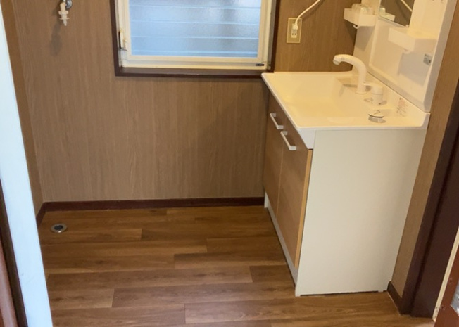 【脱衣所】 | 多くの戸建て住宅で見かける洗面脱衣所は、洗面台と洗濯機が2畳ほどのスペースに並べられていて、洗面所が脱衣所を兼ね備えている間取りが一般的です。お客様が利用することもある、パブリックな空間でもあります。