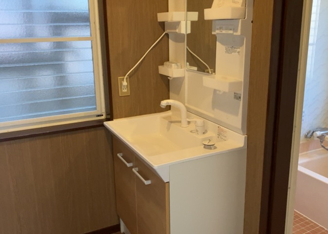 【独立洗面台】 | 洗面化粧台では顔を洗ったり、身だしなみを整えることが本来の使い方ですが、用途によっては洗面化粧台に求められる機能が違ってくるため、ご自身や家族のライフスタイルに合ったものを選ぶことをおすすめ致します。