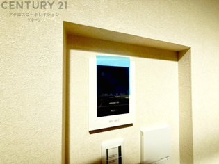 訪問者が来たときにテレビ画面で確認できるため、安心してドアを開けられます。録画機能があるものもあり、留守中に来訪者を記録しておくことができます。利便性が高く、セキュリティ面でも安心です。