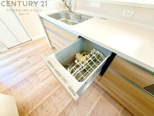 食器洗浄乾燥機は手洗いに比べて時間や労力を節約できます。また、高温のお湯で洗浄されるため、雑菌や細菌を殺菌する効果もあります。さらに、乾燥機能があるため、手で拭く手間も省け衛生的に保管できます。