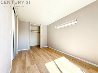 寝室…リラックスできるプライベート空間で、快適な睡眠をサポート。個人の好みに合わせたインテリアや寝具で心地良さを追求。プライベートな時間を過ごし、リフレッシュする場所におすすめです。