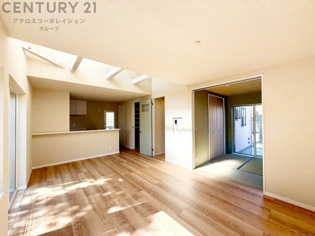 ＬＤＫは18.2帖と広々、キッチンにはカップボードが付いておりキッチン廻りスッキリ整頓出来ます。