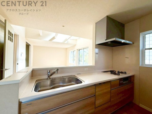 シンプルなデザインと使いやすさを兼ね備えた対面式システムキッチンは、効率的な作業スペースを提供し、家族やゲストとのコミュニケーションを促進します。