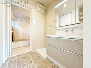 衣服の収納や脱ぎ着や整理整頓がしやすく、湿った衣類を乾燥させるスペースがありカビや臭いの発生を防ぎます。床の汚れを他の部屋に持ち込まず清潔を保つことができます。また快適な入浴環境の整備にも役立ちます。