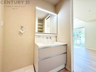 化粧品や洗顔料、歯ブラシなどの必需品をまとめて置ける収納スペースがあり、使用するたびに取り出す手間が省けます。また、水回りのため、濡れても大丈夫な素材が使用されており、お手入れが簡単です。