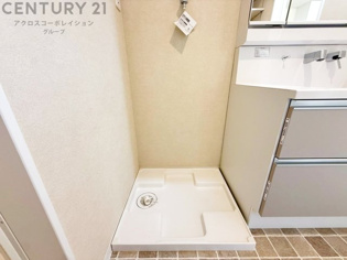 洗濯物の仕分け作業がしやすく、整理整頓が容易になります。洗濯音や湿気を他の部屋に持ち込まず、生活環境を快適に保ちます。上部を活用すれば収納スペースを確保でき洗剤や洗濯用品の整理もしやすくなります。