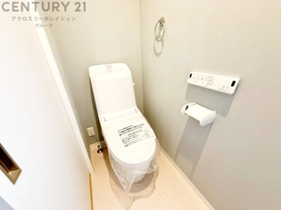 温水洗浄便座付トイレは温水洗浄機能により、暖かい水でおしりを洗浄することができ、冷たい水を使う従来の便座に比べ、温水洗浄機能で暖かいトイレを提供し、快適な使用を可能にします。