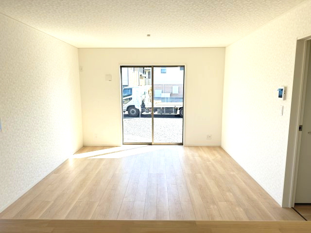 クレイドルガーデン前橋市下細井町第10-1　2号棟の居間・リビング|カウンターキッチンなのでお料理をしながら会話もできます。
夕食の支度をしながら、お子様の様子も見られて自然と会話も増えますよ♪