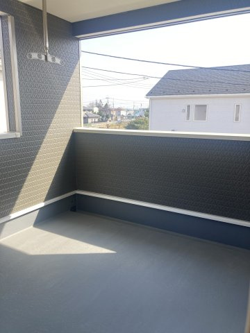 クレイドルガーデン前橋市下細井町第10-1　2号棟のバルコニー|広々としたインナーバルコニーです。お布団も干せる広さです。
急な雨でも洗濯物が濡れずに安心ですよ！