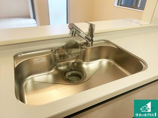 大阪市生野区田島　新築一戸建ての独立洗面台|清潔感のある洗面台です。フラットな鏡は掃除がしやすく毎日清潔！ホースは引き出して使えるので洗顔やお掃除の際に便利です！