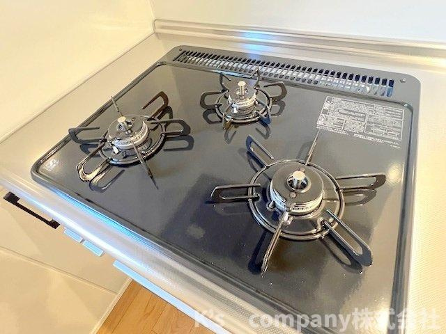 ●高座郡寒川町小谷3丁目　新築戸建のキッチン|三口ガスコンロでお料理の幅が広がります♪