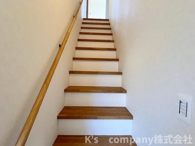 ●高座郡寒川町小谷3丁目　新築戸建の内装|手すり付きの階段☆小さいお子様やご年配にも優しい仕様☆
