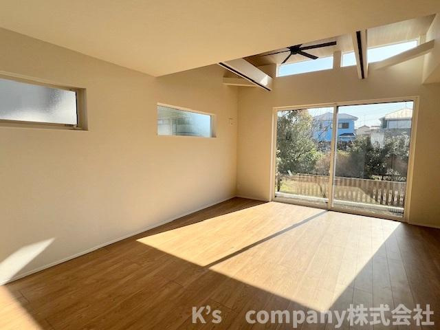 ●高座郡寒川町小谷3丁目　新築戸建の居間・リビング|広々としたリビングは広い窓から明るい日差しが差し込む憩いのスペース◇