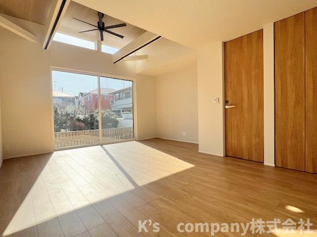 ●高座郡寒川町小谷3丁目　新築戸建の居間・リビング|リビングの上部は折上天井で開放感があります◇