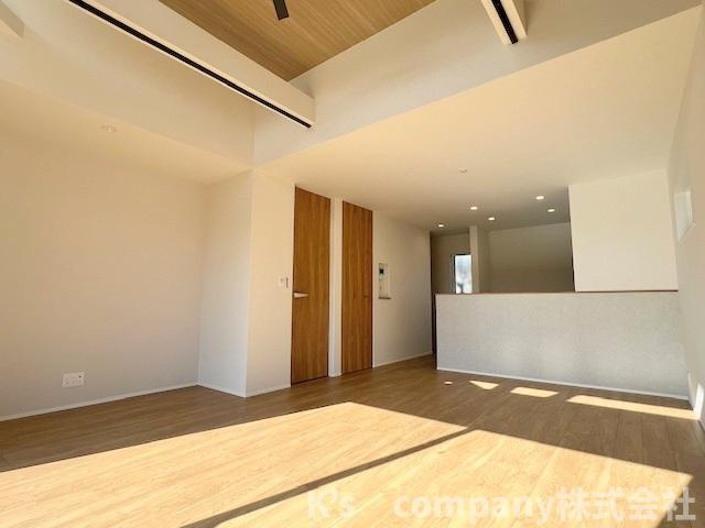 ●高座郡寒川町小谷3丁目　新築戸建の居間・リビング|キッチンはカウンタ―キッチンで、ご家族が自然に集まります♪