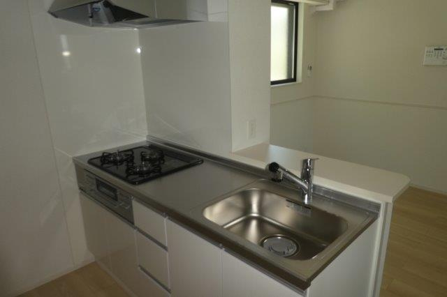 リジョイス井尻野Aのキッチン|３口ガスコンロ付システムキッチン