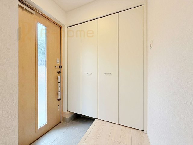 つくば市自由ケ丘第10　新築戸建て　1号棟の玄関|気持ちよくご家族やゲストを送迎できる穏やかな雰囲気の玄関♪大きな下駄箱で玄関廻りスッキリ♪