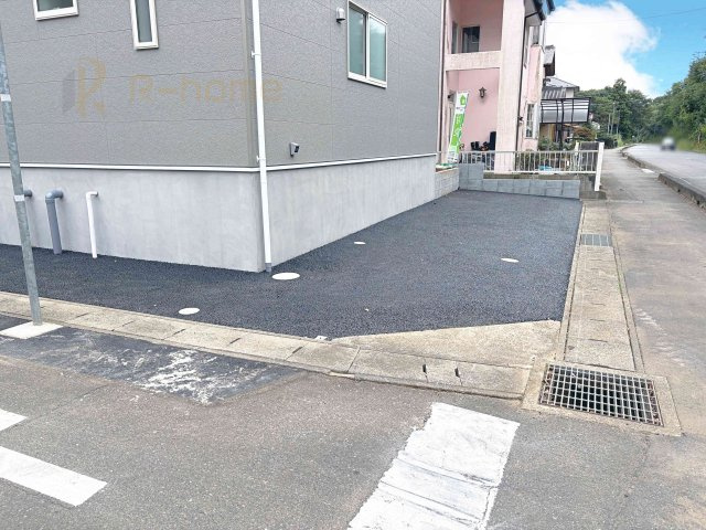 つくば市自由ケ丘第10　新築戸建て　1号棟の駐車場|カースペースは3台完備。ゲスト用のスペースも確保できますね♪