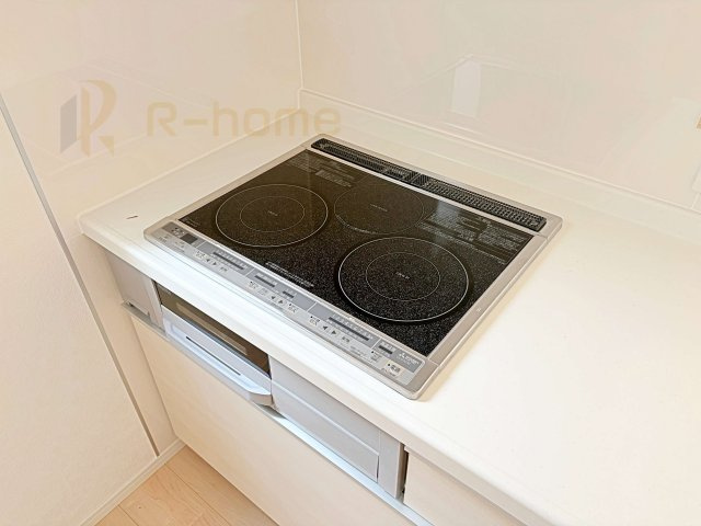 つくば市自由ケ丘第10　新築戸建て　1号棟の設備|３口のIHクッキングヒーター！凹凸がないのでお手入れもラクラクです♪