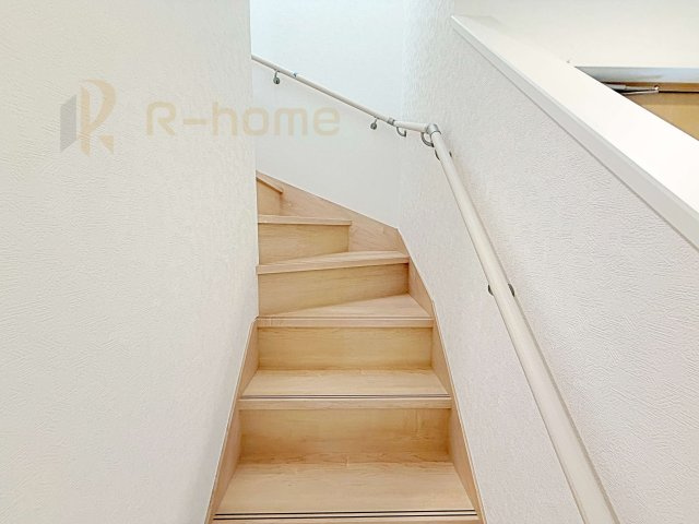 つくば市自由ケ丘第10　新築戸建て　1号棟の内装|手すりのついた階段！小さなお子様の利用も一安心です♪