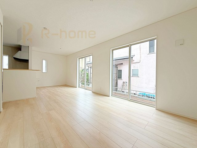 つくば市自由ケ丘第10　新築戸建て　1号棟の居間・リビング|開放感のあるリビングには収納スペースもあり、ゆったりした空間を保てます♪