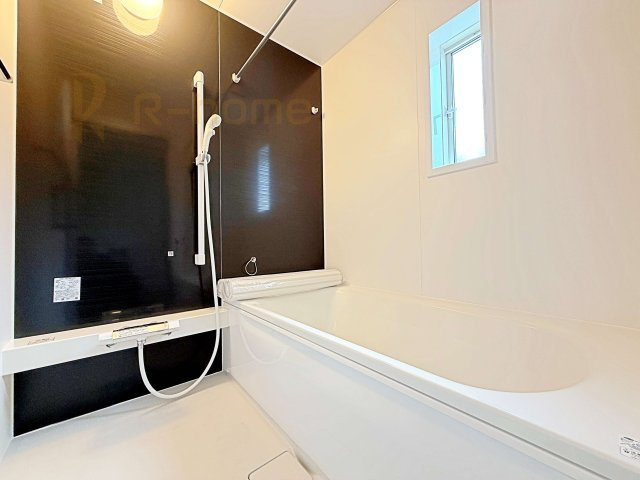 つくば市自由ケ丘第10　新築戸建て　1号棟の浴室|１坪タイプの大きなお風呂で、小さなお子様とご一緒に入浴いただける広さです！