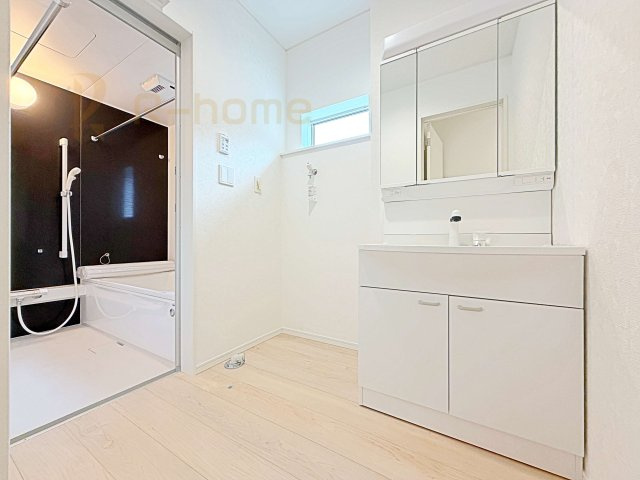 つくば市自由ケ丘第10　新築戸建て　1号棟の洗面所|清潔感溢れる洗面台は嬉しい三面鏡付き。洗剤や歯ブラシなどもすっきり収納できます♪