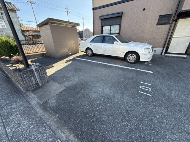 ジーライズ飾磨プランレーヌA棟の駐車場