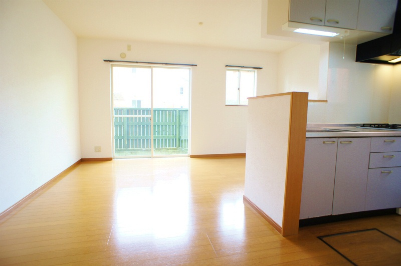 ラセットビレッジMG【キャッシュバック対象物件】の居間・リビング|ゆったり過ごせる居間です