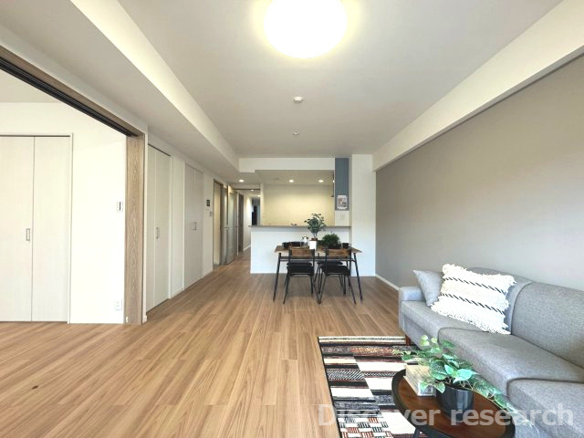 エルフォレスト　ガーデンウィング棟の居間・リビング|【LDK（約12.0帖）】
隣接する洋室3と一体利用することで約18帖の開放的な空間になります。
来客時など様々な用途で重宝しそうです！