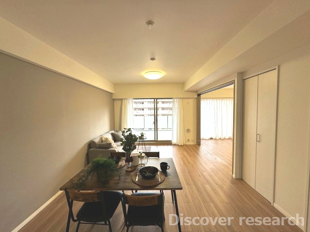 エルフォレスト　ガーデンウィング棟の居間・リビング|【LDK（約12.0帖）】
自然光が差し込み心地よい空間です。